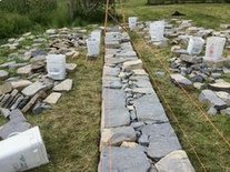 Construcci�n de
                                    un muro seco independiente con
                                    cuerdas que marcan la inclinaci�n