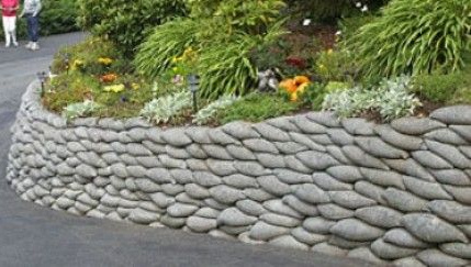muro de
                                  bolsas de cemento con bolsas en forma
                                  de ojos
