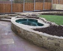 muro seco con una piscina integrada
