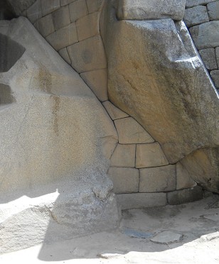 Machu Picchu (Per�), la cueva de
                              momia debajo del Templo del Sol tiene un
                              muro seco perfecto con curva doble