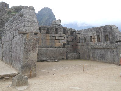 Machu
                              Picchu (Per�), el templo principal con sus
                              muros de piedra seca y nichos: un
                              terremoto caus� un da�o al suelo que nunca
                              se repara