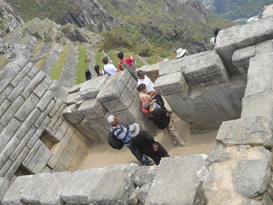 Machu Picchu
                            (Per�), la sala de meditaci�n de muro seco
                            con su piedra de 32 puntos, vista de arriba