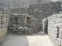 Machu Picchu, Arbeiterh�user
                      mit "normaler" Trockenmauer