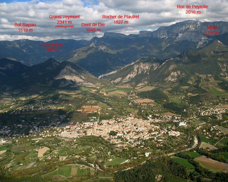 Die mit bewaldeter Bergkette,
                    D�partement Dr�me