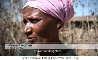 Una mujer de la
                      localidad de Lote Hetosa con un burro: Gracias al
                      burro, sus hijos ya pueden ir a la escuela.