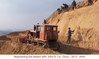 China, meseta
                    de Loess, una excavadora instala terrazas en un
                    pendiente