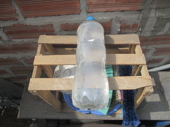 1
                              bottle of tank water with 3/4 fill - well
                              shaken - put for 6 hours in the sun on a
                              wooden hatch - this also provides perfect
                              drinking water
