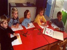 Kinder malen im
                            Liedergarten