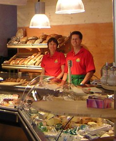 Laden führen, Theke einer Bäckerei:
                          Früher wurde der Beruf in der Familie
                          "vererbt" mit der Doktrin, dass der
                          erste Sohn den Laden des Vaters übernehmen
                          muss.