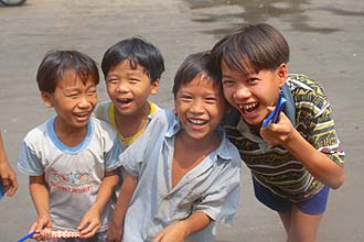 Lachende Kinder aus Mytho, Vietnam