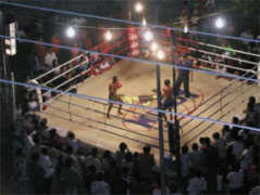 Schlachtfeld, z.B. Boxring mit Thaiboxen