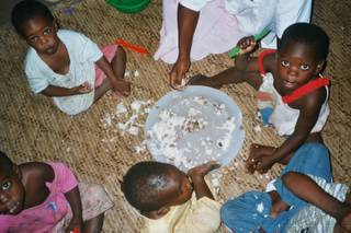 Kinder und Erwachsene essen mit den Händen,
                    z.B. im Kinderheim "Moyo Mmoja" in
                    Tansania