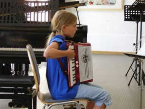 Mädchen spielt Akkordeon