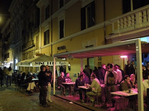 Gay Street in Rom, man sieht nur junge Schwule,
                  mit Infektionen, noch ohne Binden und Windeln