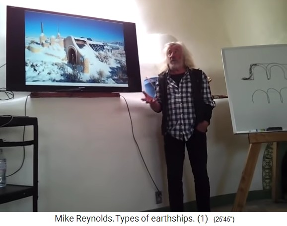 El
                              arquitecto pionero Michael Reynolds con la
                              foto de la nave tierra donde tiene su
                              discurso