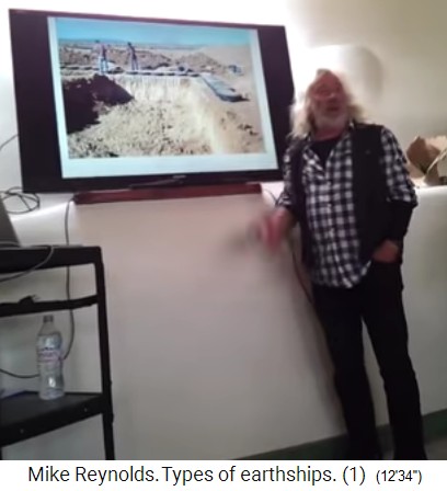 Michael Reynolds muestra
                      una fosa gigante de una casa de fosa