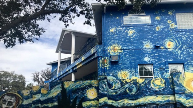 Orlando (Florida), Haus als
                      Van-Gogh-Bild Sternenhimmel