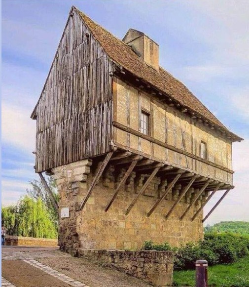 P�rigueux
                                                (Frankreich) am
                                                27.10.2024: Haus auf
                                                Mauer