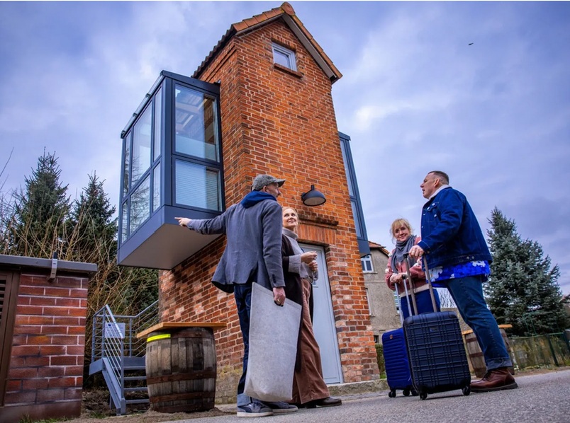 Die Mini-Wohnung in Rieps
(Schleswig-Holstein, 4R) am
20.3.2025: hat 11 m2 - Grundstück
Trafoturm 50 Euro - Bau 140.000
Euro: Mann baut Mini-Ferienwohnung
in Turm Die Mini-Wohnung in
Rieps (Schleswig-Holstein, 4R) am
20.3.2025: hat 11 m2 - Grundstück
Trafoturm 50 Euro - Bau 140.000
Euro: Mann baut Mini-Ferienwohnung
in Turm