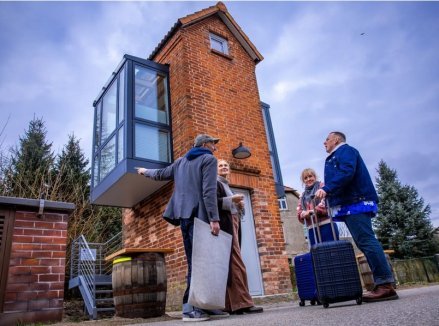 Die Mini-Wohnung in
                                    Rieps (Schleswig-Holstein, 4R) am
                                    20.3.2025: hat 11 m2 - Grundst�ck
                                    Trafoturm 50 Euro - Bau 140.000
                                    Euro: Mann baut Mini-Ferienwohnung
                                    in Turm