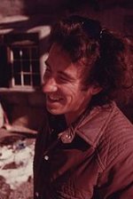 Pionier-Architekt Michael
                        Reynolds 1975, der Erfinder der energieautarken
                        Erdschiffh�user