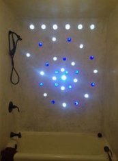 Innenwand mit Flaschenmuster einer
                    Spirale in Blau-Weiss