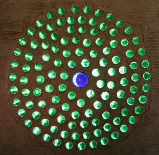 Flaschenrosette in einer
                    Zwischenwand eines Erdschiffs, Spanien