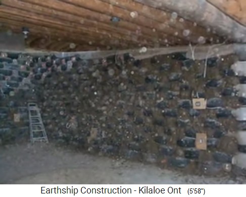 Killaloe, Bau 22: Die
                                  Innenw�nde werden mit Erde aufgef�llt
                                  01