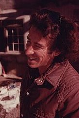 Pionier-Architekt
                            Michael Reynolds 1975, der Erfinder der
                            energieautarken Erdschiffh�user