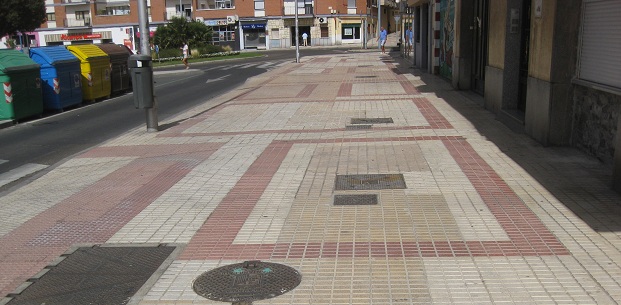 Trottoir / B�rgersteig in gerillten
                            Platten weiss-gelb und rote B�nder