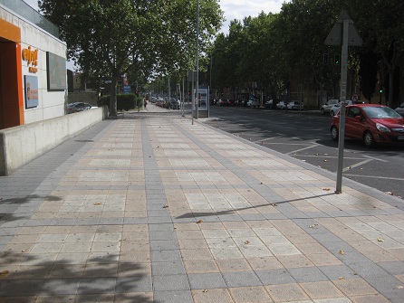 Trottoir /
                    B�rgersteig in weiss-gelben Platten mit schwarzen
                    B�ndern 01