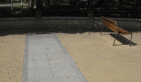 Plat in weissen
                        Platten kombiniert mit gelben Gartensteinen
                        Zoom