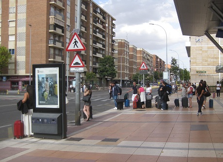 Bahnhof Salamanca: Vorplatz in
Platten weiss-gelb-rot und schwarzen Bändern
02 Bahnhof Salamanca: Vorplatz in
Platten weiss-gelb-rot und schwarzen Bändern
02