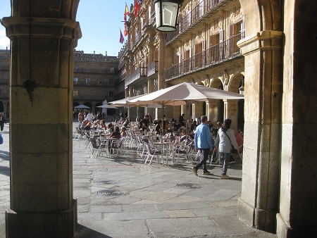 Salamanca Plaza Mayor in gelben Platten
                            mit schwarzen B�ndern 01