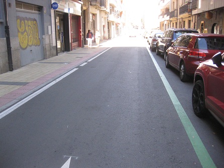 Die Strasse wurde
                    aufgef�llt, die Trottoirkanten sind
                    "begraben" - Trottoir in gelben
                    Gartensteinen mit rotem, gerillten Band am
                    Rand+schwarzen Querb�ndern