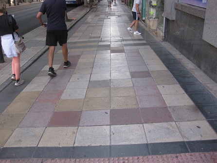 Trottoir / B�rgersteig in Platten
                        weiss-gelb-rosa-rot und schwarze R�nder