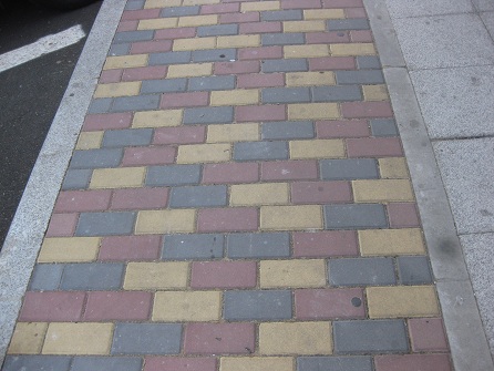 Trottoirbereich / B�rgersteigsstreifen in
                        GArtensteinen gelb-rot-schwarz Zoo