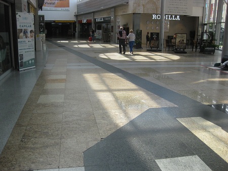 Bahnhof Salamanca, Platten in
                            Gelb kombiniert mit weissen und schwarzen
                            B�ndern