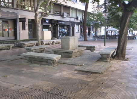 Salamanca: Platzbereich in gelben,
gerillten Platten mit schwarzen Bändern Salamanca: Platzbereich in gelben,
gerillten Platten mit schwarzen Bändern