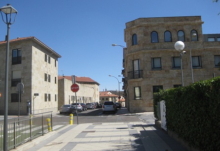 Trottoir / B�rgersteig
                      mit weissen Platten und schwarzen B�ndern