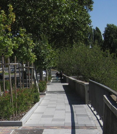 Trottoir /
                        B�rgersteig in weissen Platten mit schwarzen
                        Tupfern diagonal