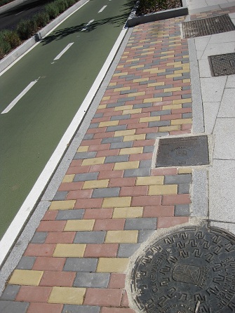 Trottoir / B�rgersteig Trennzone in
                        Gartensteinen gelb-rot-schwarz Zoom