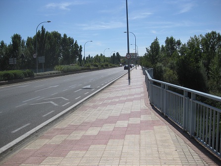 Trottoir /
                        B�rgersteig in gelben Platten mit roten,
                        diagonalen B�ndern