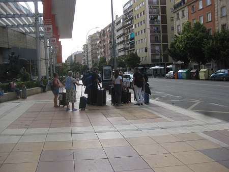 Bahnhof Salamanca: Vorplatz in
                            Platten weiss-gelb-rot und schwarzen B�ndern
                            0