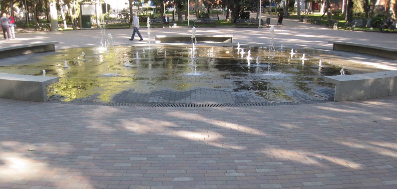 Salamanca:
                        Platzbereich in Gartensteinen mit Wasserspiel
                        und B�nken