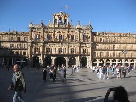 Salamanca Plaza Mayor in gelben Platten
                            mit schwarzen B�ndern 03