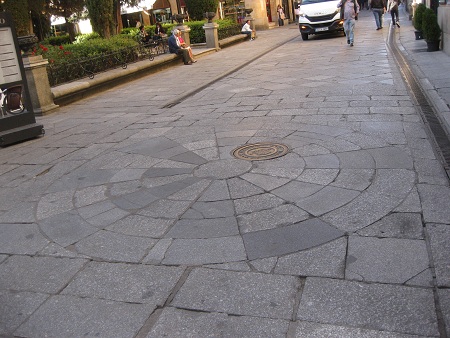 Calle Concejo, gelbe Platten mit Mandala
02 Calle Concejo, gelbe Platten mit
Mandala 02