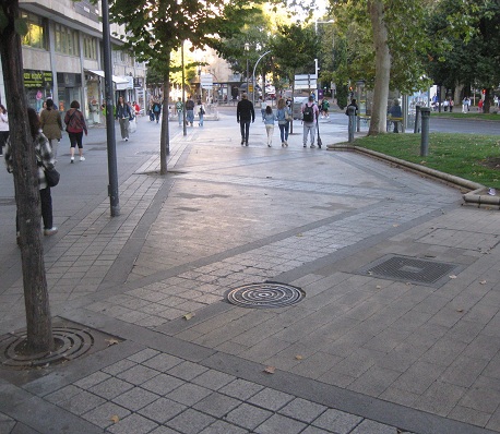 Platzbereich in Gelb
                        mit grauen und schwarzen B�ndern 01