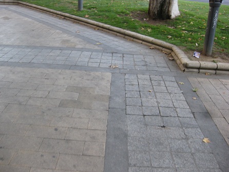 Platzbereich in gelben+grauen
                        Gartensteinen mit dunkelgrauen Granitb�ndern 02,
                        Ecke