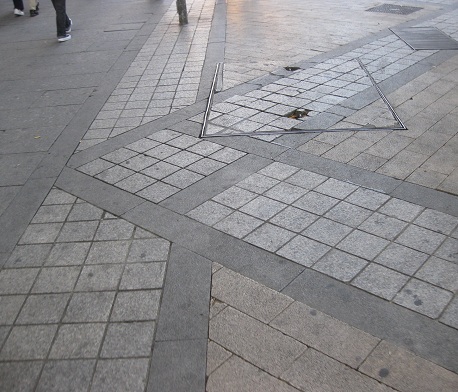 Platzbereich in
                        gelben+grauen Gartensteinen mit dunkelgrauen
                        Granitb�ndern 04, Ecke mit Tangente